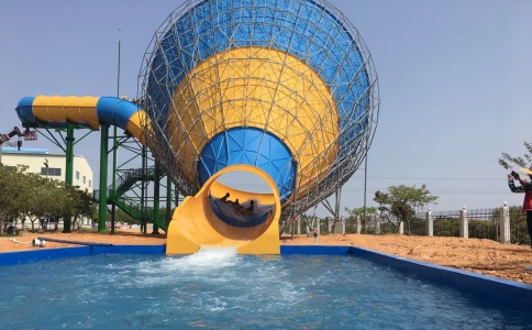 Water park horn slide