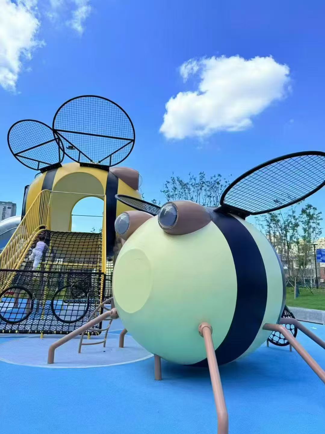 Bee-shaped slide