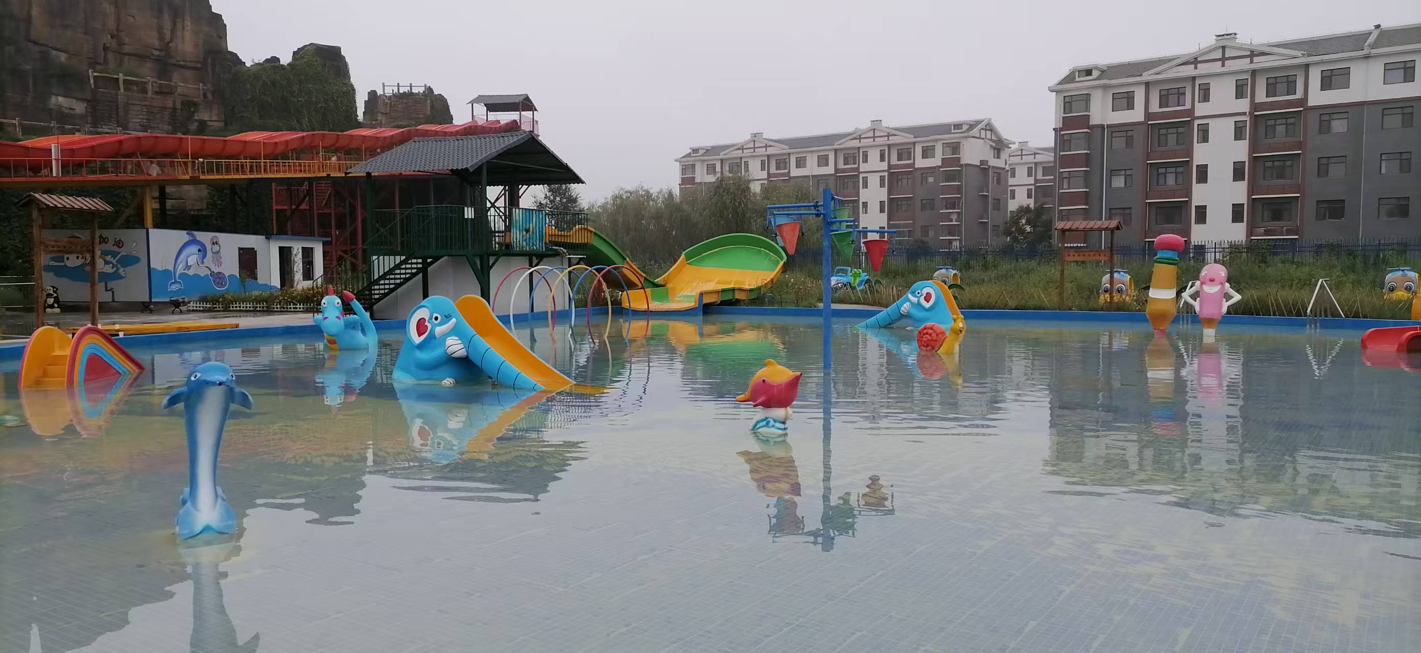 Children's small spiral water slide park