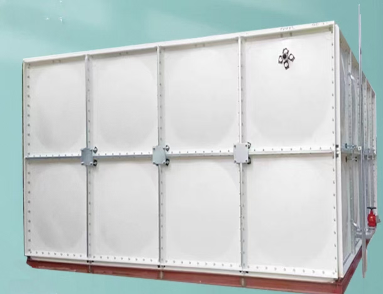 Molded water storage tank