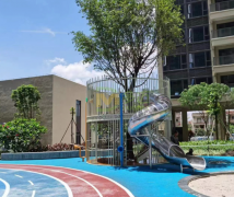 Combination slide: a children's play space that combines fun